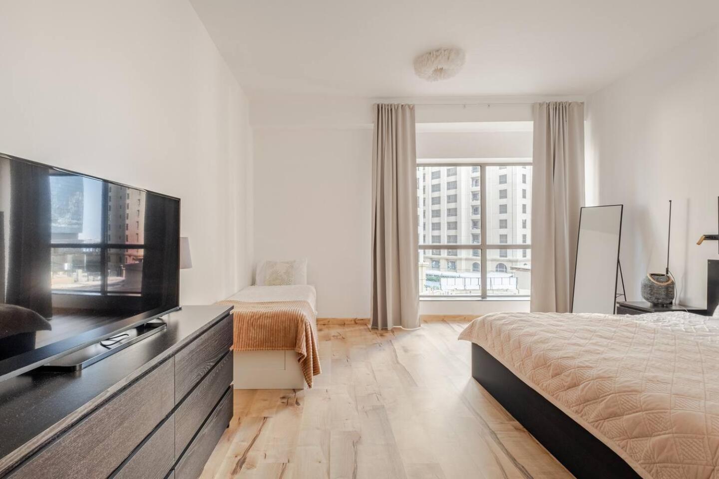 Stylish Beachside 3 Beds In Jbr * دبي