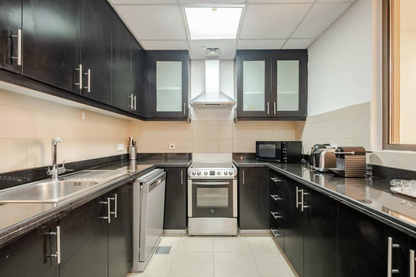 Stylish Beachside 3 Beds In Jbr * دبي
